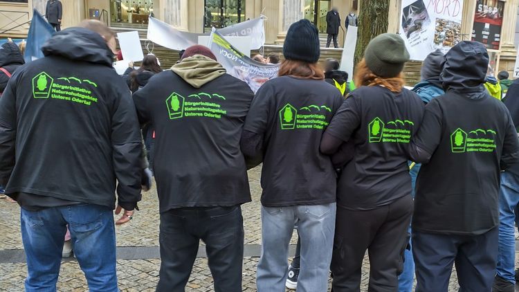 Für eine Demo in Hannover zum Jagdgesetzt in Niedersachsen haben wir uns T-Shirts fertigen lassen. Diese fünf Mitglieder sind nur ein Teil unserer Gruppe.